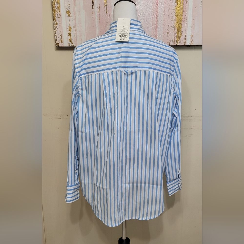 A New Day Women's NWT Blue Slim Fit Boyfriend Tailored Button Down Shirt Medium - Picture 9 of 11